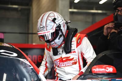 メルセデスAMG GT3に乗り込む小林可夢偉選手