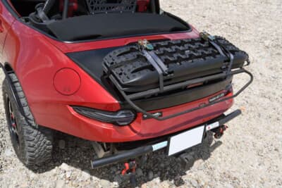 マツダ ロードスター：スタック用の脱出ボードを積むオリジナルのトランクキャリア