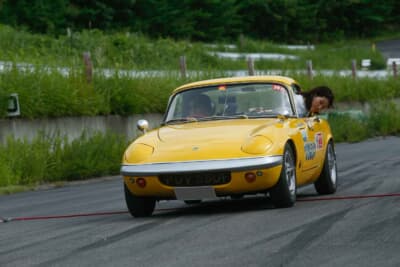 区間チェックの方法は、身を乗り出して確認するなど、ペアによってさまざまだ