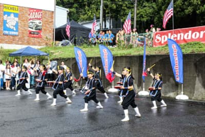 地元の学校によるパフォーマンスも行われた