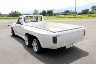 日産 サニートラック：フロントバンパーからサイドステップ、リアフェンダー、リアバンパーまでを継ぎ目なく一体成型で作り込んでいる点も、見逃せないポイント