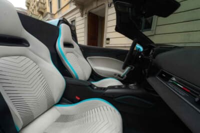 マセラティMCプーラ:キャビンはアイスカラーのアルカンターラを使ったレザー加工シートを搭載