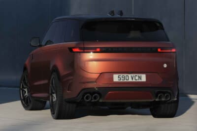 レンジローバー スポーツSVカーボン：左右２本出しのテールエンドを囲むようなデザインのリアディフューザー