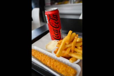 パレードの前に市内の揚げ物スナックのお店で、フライドポテトとチキンスティック、コーラのセットメニューを購入して準備OK