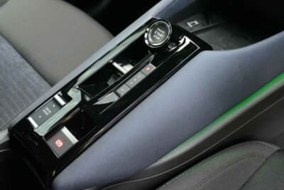 アルファ ロメオ ジュニア：スタート＆ストップボタン、ギア、エレクトリックパーキングブレーキ、DNAドライブモードセレクターなどの主要なコンパートメントを備えている