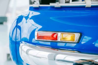 ブルーワンダーのリアライトと方向指示器は300SLR/W196Sを彷彿とさせている