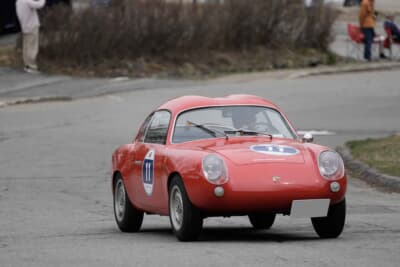 フィアット アバルト 750GT ザガート:ガトーキングダム小海の敷地内のスペシャルステージはヒルクライム、フィアット アバルト 750 GT ザガートで挑む野徳昭さん