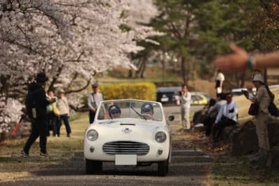 シアタ アミカ：初日最後のPC会場である明神池では、満開の桜が歓迎してくれた