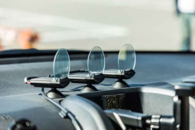 トヨタ GRヤリス：ダッシュ中央には投影型追加メーターを装着するなど、車内はかなりレーシーな雰囲気となっている