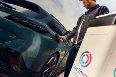 プジョー308：Plug & Charge機能を備え、欧州の充電ステーションではケーブルを差し込むだけで充電と決済が可能