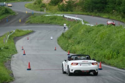 区間チェックの方法は、身を乗り出して確認するなど、ペアによってさまざまだ