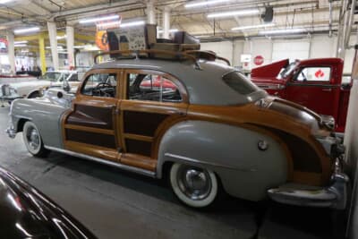 1948年 クライスラー タウン＆カントリー “ウッディ”：戦前はステーションワゴンだったが、戦後には4ドアセダンと2ドアコンバーティブルとして復活。木目調のドアパネルから「ウッディ」と呼ばれた
