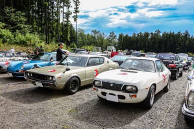日産 スカイライン2000GT-R（左）、ランチア フルヴィア スポルト（右）