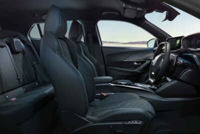 プジョー2008GTハイブリッド：異なる風合いの素材を組み合わせたトリムやシートステッチとコーディネート