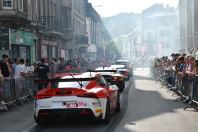 パレードは前が詰まってたまに渋滞が起きます