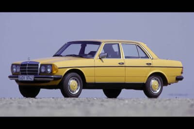 1976年1月、スリムで軽快なスタイルの2代目W123が登場。写真はヘッドライトが丸目4灯の4気筒モデル