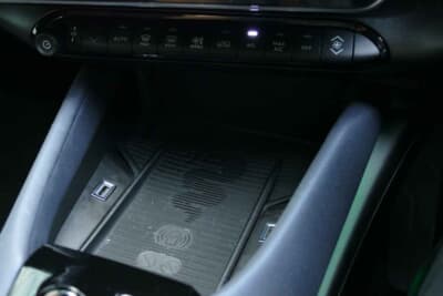 アルファ ロメオ ジュニア：スマートフォンのワイヤレス充電も可能だ