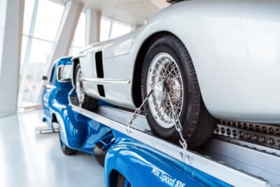 このブルーワンダーのホイールのガイドの間に4本の軽量アクセスレールが車両に収納。地面に降ろす2本を荷台の2本に連結固定し、地上から荷台へと押し上げられた車輪は、荷台に固定されたU字型レールに輸送中でもしっかりと収納された