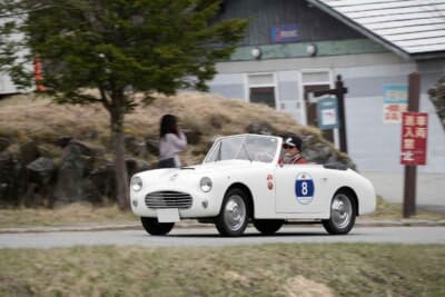 シアタ アミカ：2日目の競技はスペシャルステージとして、「ガトーキングダム小海」の敷地内でのヒルクライム。小排気量ながら小気味良く走る1949年製シアタ・アミカ