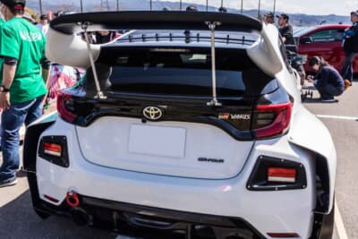 トヨタ GRヤリス：トヨタ GRヤリス：リアウイングにはステーが備わる