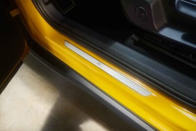 フォルクスワーゲンT-Roc：スポーティグレードのRラインのドアシルに採用の専用プレート