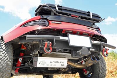 マツダ ロードスター：柿本改Class KRマフラーやリヤホースメントからのヒッチ追加など、様々な装備がオフ走行時に役立つ