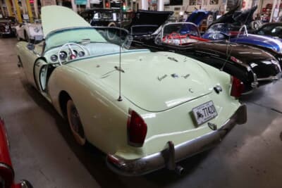 1954年 カイザー・ダリン：前年に登場したコルベットに次いで、2番目にFRPボディを採用したモデル。前後にスライドするドアが特徴の2ドアロードスターだ