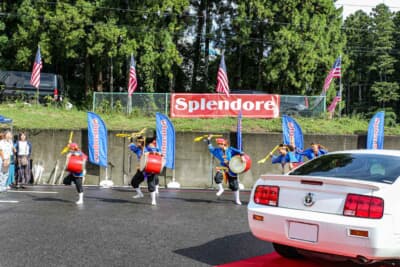 地元の学校によるパフォーマンスも行われた