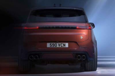 レンジローバー スポーツSVカーボン：クラウチングスタイルも雄々しいリアビュー