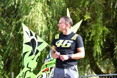 ひと目でロッシファンとわかる人たちがあちらこちらに