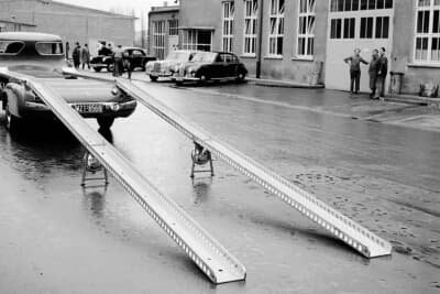 ブルーワンダーのホイールのガイドの間に4本の軽量アクセスレールが車両に収納。地面に降ろす2本を荷台の2本に連結固定し、地上から荷台へと押し上げられた車輪は、荷台に固定されたU字型レールに輸送中でもしっかりと収納された。ピットのない主要なロードレースでは、アクセスレールは即席のワークショップランプとしても機能した（たとえば、1955年にシチリア島で開催されたタルガ・フローリオ）