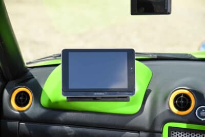 マツダ ロードスター：助手席エアバックの位置にワンオフで制作したナビディスプレーのマウント