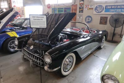 1957年 シボレー コルベットF/I：北米初の本格スポーツカー。初代は当初、旧式な直列6気筒エンジンだったが、後にV8に換装された。この1957年式からは燃料噴射が採用されている