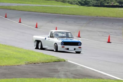 日産 サニートラック：6輪はホイールベースが長く曲がりにくそうに思えるが、コーナーをスムースに走り抜ける