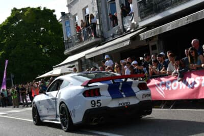 フォード・マスタングのGT4は、白とブルーのカラーリングがステキですね