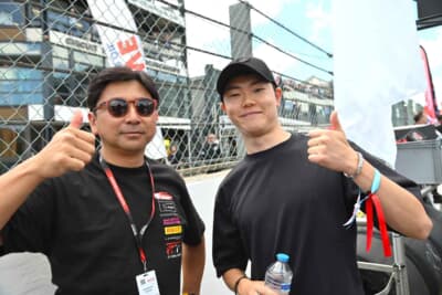 スタートグリッドではトヨタGazooレーシングの先輩片岡龍也選手と後輩小高一斗選手のコンビを発見