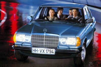 1976年1月、スリムで軽快なスタイルの2代目W123が登場。写真は横広角目の異形2灯式ヘッドライトの6気筒モデル