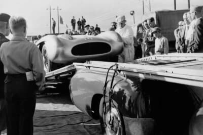 1955年8月7日、クリスチャンスタッドで開催されたスウェーデングランプリで撮影。実際のメルセデス・ベンツ300SLR/W196Sが積み下ろしされるカット