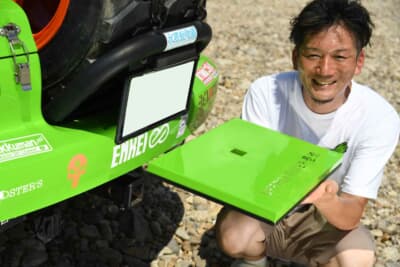 マツダ ロードスター：牽引フックのアタッチメント部に、Lの字ステーが付いていてテーブルの脚となる