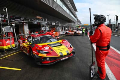 オーラ溢れる赤いフェラーリ、出撃！