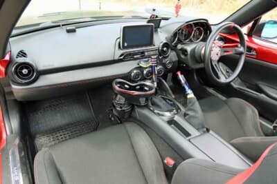 マツダ ロードスター：ステアリングにMOMO FULL SPEED REDをチョイス。フロアマットはI.L MOTOR SPORT