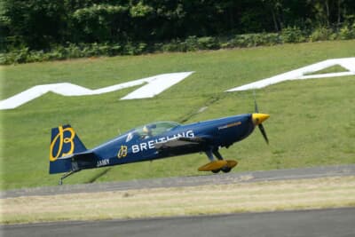 エアレースで人気の日本人、室屋義秀選手の活動拠点である福島スカイパークが2日目の競技練習会場だ。コース準備をするスタッフは、偶然にも室屋選手のテイクオフを見ることができた