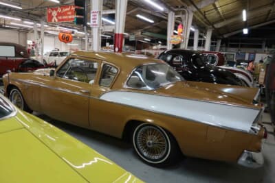 1957年 スチュードベーカー シルバー ホーク：スチュードベーカーが1956年にリリースした「ホーク シリーズ」の中堅モデル。2ドアクーペで、流麗なテールフィンが特徴だ