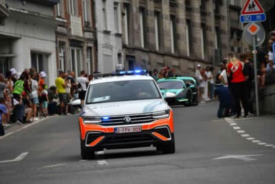 ベルギー警察のパトカーの先導で、パレード一番乗りはサポートレースのGT2のマセラティ
