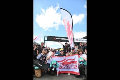 スタートグリッドに集まったファンの方々