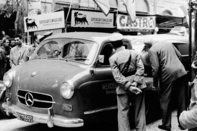 ブルーワンダーは1954年半ばから、ダイムラー・ベンツが再びレースから撤退した1955年秋まで、ヨーロッパの道路や高速道路でセンセンセーションを巻き起こした。パドックでもスターとなり、レーシングカーよりも多くの観客を集めることが多かった。写真は1955年にシチリア島で開催されたタルガ・フローリオ。荷台には300SLR/W196S）が配置されている