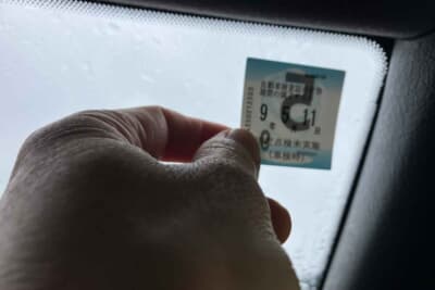 新しい車検シール。今はフロントガラスの運転席側に貼付する