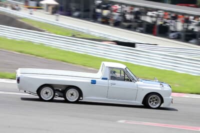 日産 サニートラック：6輪はホイールベースが長く曲がりにくそうに思えるが、コーナーをスムースに走り抜ける