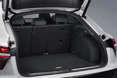 アウディQ3スポーツバック:スポーツバックで1289Lの容量を確保し、日常使いからレジャーまで幅広く対応するラゲッジ
