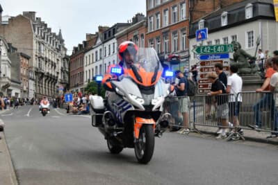 ベルギー警察の白バイに先導されていよいよパレードのはじまりです